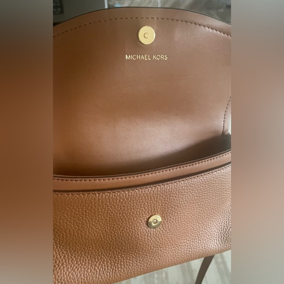 Michael Kors purse like brand new. Used once - Picture 9 of 13